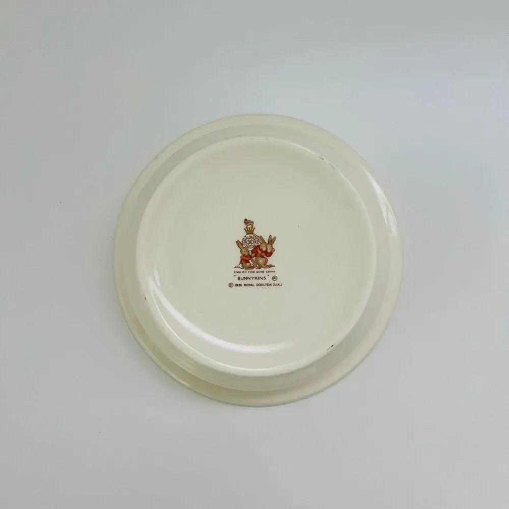 ROYAL DOULTON Bunnykins Rabbits Watching TV Children's Porridge Bowl